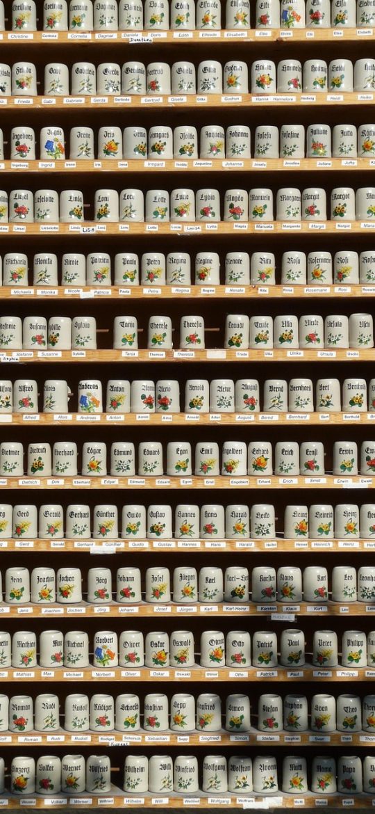 优品ppt App 离线收藏夹界面，已缓存页面按标记顺序排列，每项右侧带下载状态标识，整体暗色高对比